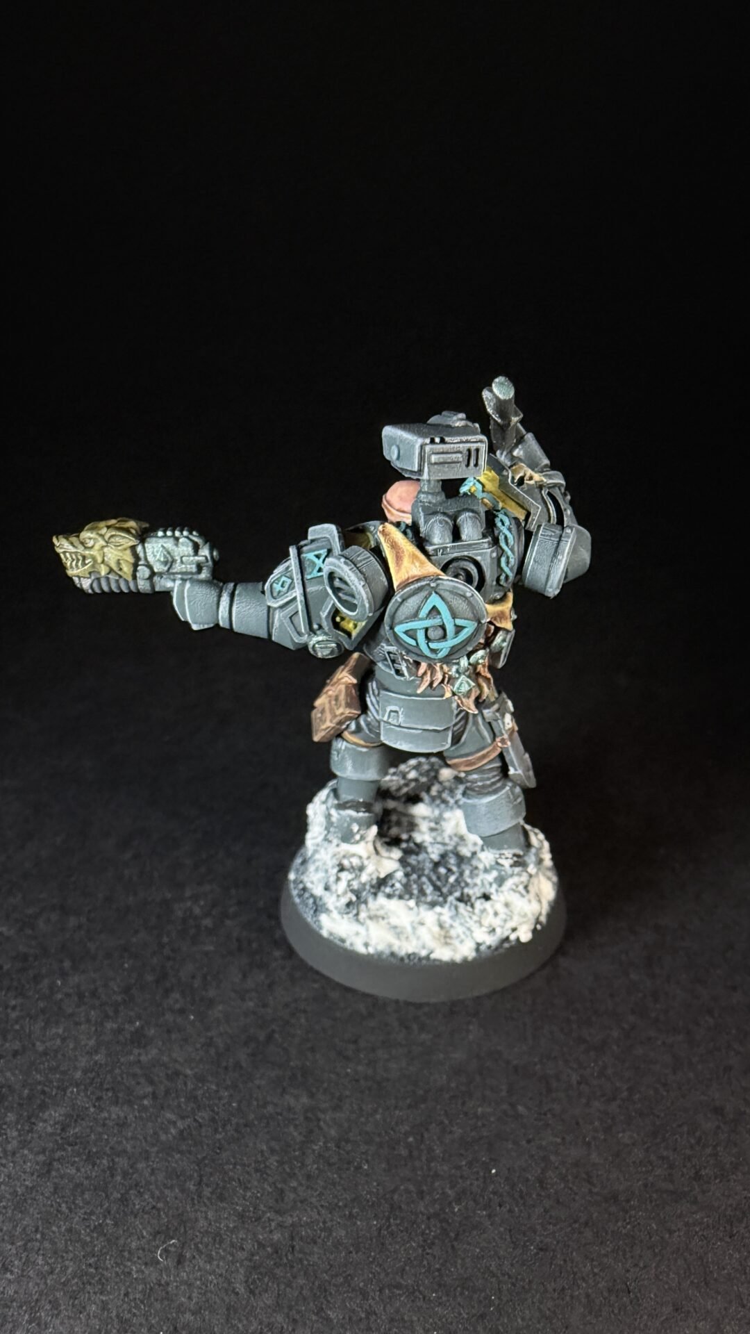 Painted Wolf Scout Hunter with Plasma Pistol and Combat Blade on snowy base.